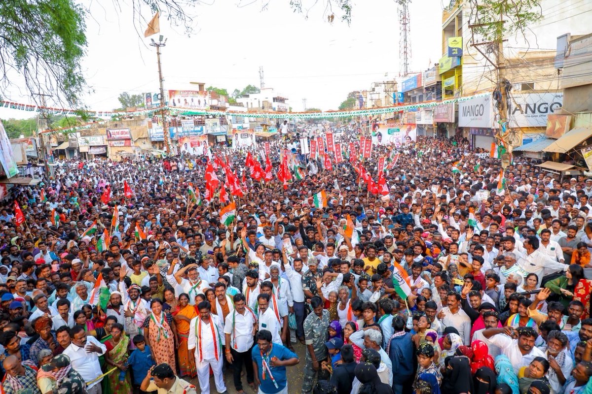 ఏపీ న్యాయ యాత్రలో భాగంగా కర్నూలు,నందికొట్కూరు,నంద్యాల లో జరిగిన సభలకు తరలివచ్చి, ఆశీర్వదించిన నియోజకవర్గ ప్రజలకు ప్రత్యేక ధన్యవాదాలు.వైయస్ రాజశేఖర రెడ్డి గారి బిడ్డపై మీరు చూపించిన ప్రేమానురాగాలు వెలకట్టలేనివి. వైయస్ఆర్ తరహాలోనే రాబోయే రోజుల్లో రాష్ట్ర అభివృద్ధికి కృషి…