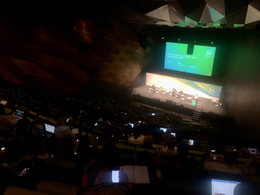 Big turnout at the World Health Summit in Melbourne, which I’m covering for @devex (come say hi). Only person seen wearing a mask so far ? Former NZ PM @HelenClarkNZ @whsmelbourne24