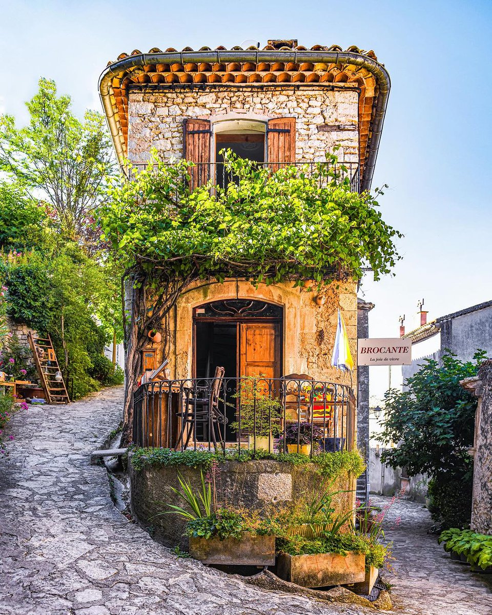 Simiane-la-Rotonde, France 🇫🇷

Many buildings in this town are constructed from local stone, thus blending harmoniously with the surrounding landscape. The roofs of these buildings are often adorned with terracotta tiles, a hallmark of Provençal architecture.

📸 julianontheroute