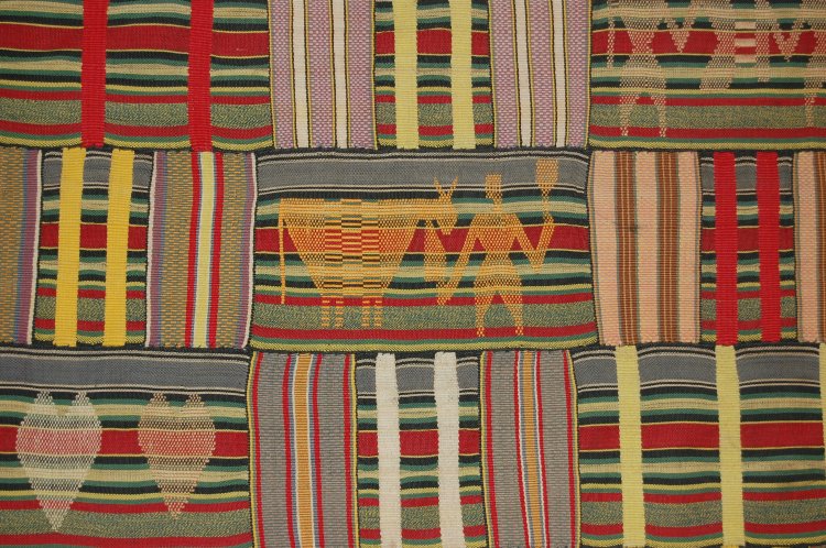 Kete is often compared to Akan Kente cloth, but it is different in that it uses a different color pallet and often portrays anthropomorphic, zoomorphic, and biomorphic figures whereas Kente relies on abstract symbols.