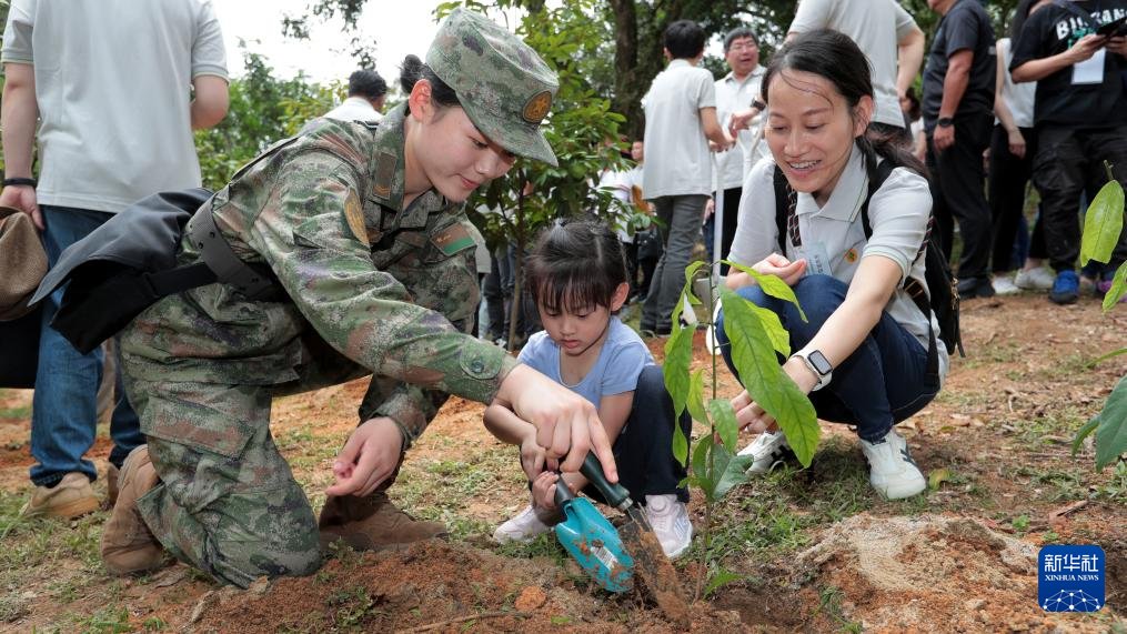 【解放軍駐香港部隊官兵參加2024年香港植樹日活動】中國人民解放軍駐香港部隊200余名官兵代表20日前往香港西貢蕉坑參加香港植樹日活動，與香港市民一同種下片片新綠，建設美麗香港。香港植樹日自1998年開始設立。駐香港部隊已累計派出約1.82萬人次參加，受到香港社會各界廣泛好評。