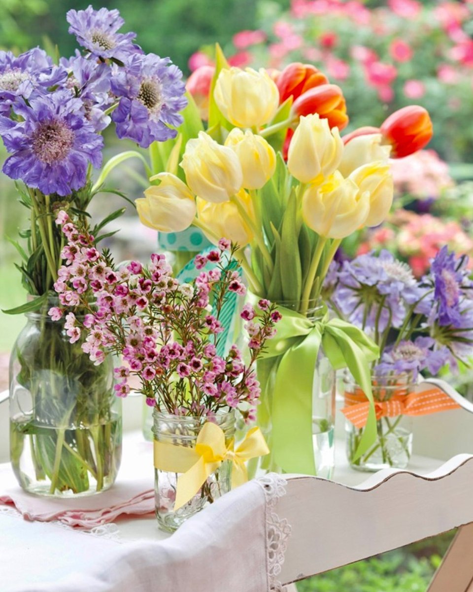 “There is no time like spring, when life’s alive in everything.” —Christina Rossetti, poet

#southernladymag #christinarossetti #springflowers #scabiosa #tulips #flowerarrangement #centerpiece