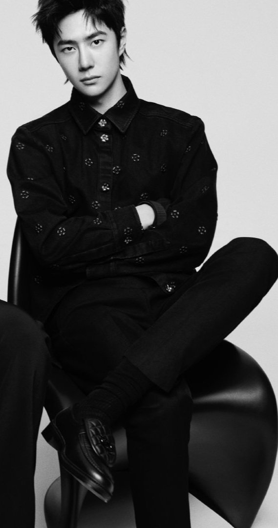 wyeobo's tweet photo. The contrast between that steady gaze and that heartbreaking pout, the sassiest of tilts of his chin, the way those clothes melt over his shoulders like liquid gold 😭 Fashion shots #WangYibo stay superior because he makes sure the camera lenses know how much he loves them back https://t.co/znZFyBeq4x