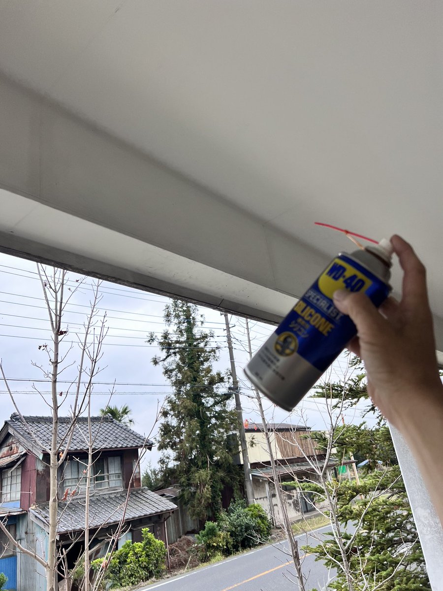 HowaSeiki's tweet photo. WD40のシリコン、これ軒下とかにスプレーすると、蜘蛛の巣作られなくてイイヨ！　うちの軒下、綺麗でしょ？(築9年)
#WD40 #蜘蛛の巣 https://t.co/BhGTu0sjfu
