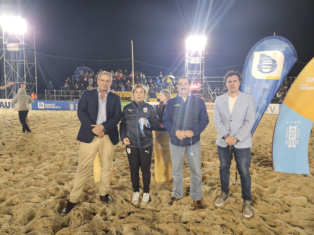 alelaf13's tweet photo. El Banco País dice presente una vez más en una nueva edición del fútbol playa femenino. Saludamos a la organización, al flamante campeón [Peñarol] y a todos los equipos que participaron en el torneo. https://t.co/sXkhEYtXnF