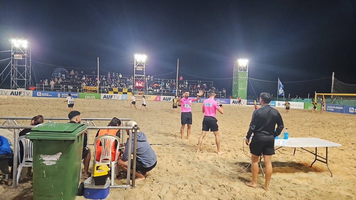 alelaf13's tweet photo. El Banco País dice presente una vez más en una nueva edición del fútbol playa femenino. Saludamos a la organización, al flamante campeón [Peñarol] y a todos los equipos que participaron en el torneo. https://t.co/sXkhEYtXnF