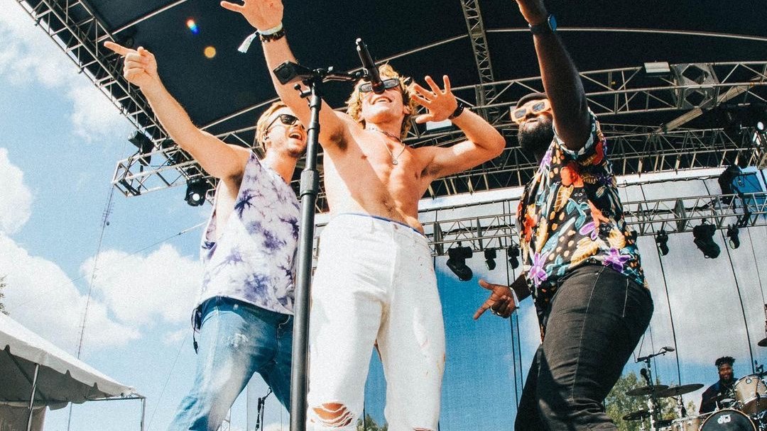 ⌞Archive/ⵓ vía 𝑇witter¹ ®&amp;📲.
➜ Some shots of Finn (@thevisitorsdlx) from his Coachella third day performance.