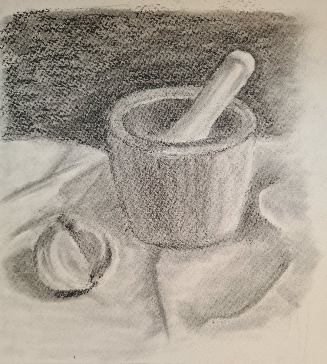 Lately, I've been fascinated by dry materials for drawing. Here is the work from the course "graphic materials". coal