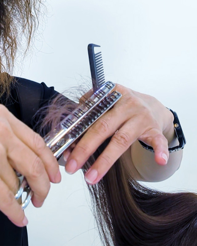 VernScissorsTW's tweet image. With simple styling changes, you can create a unique fashion charm for your clients.
With #VernScissors, hair cutting becomes easier with a 100% success rate.
Just three simple steps: #Texturizing, #Cutting, and #Styling.