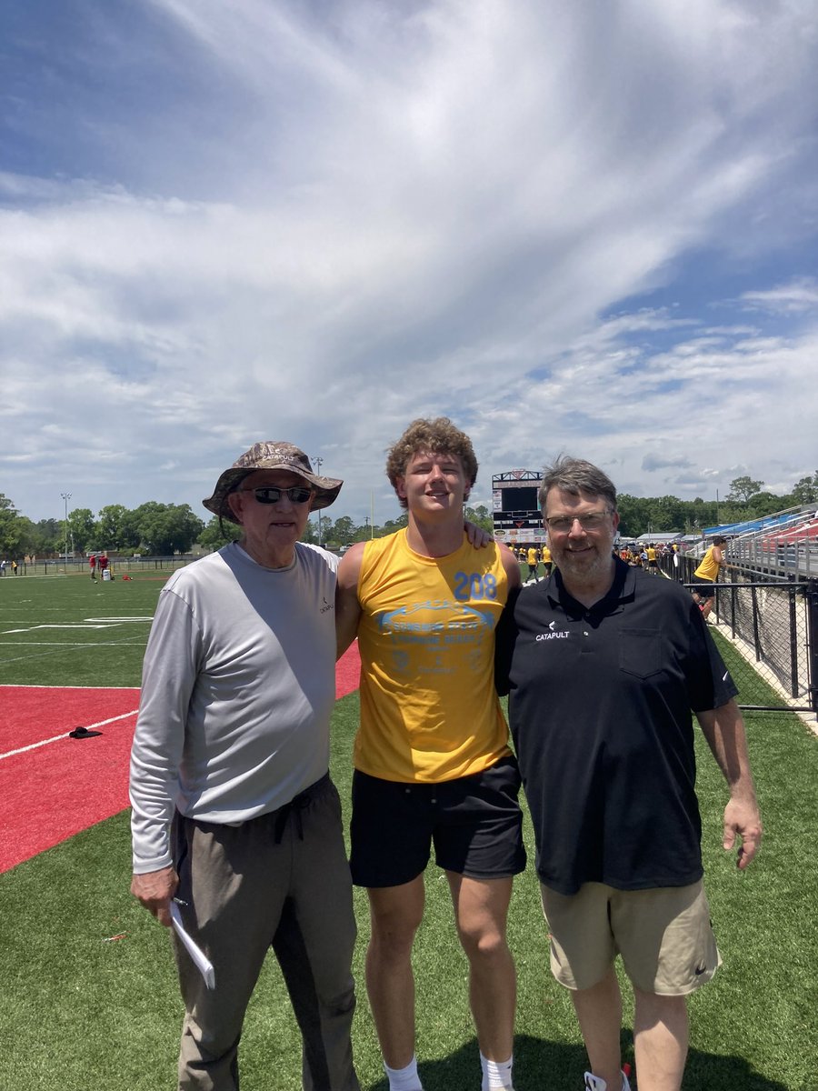 Had a good showing @SSCombineSeries winning #1 Overall MVP. Great meeting @Dwight_XOS, @Jeff_XOS and the other coaches at Bradford HS. 4.57 40 hand time 127in broad jump 38.6in standing vert 4.05 shuttle 20.26mph @CHSFLRecruiting @Coach_McIntyre @coach_safer @RecruitingBh