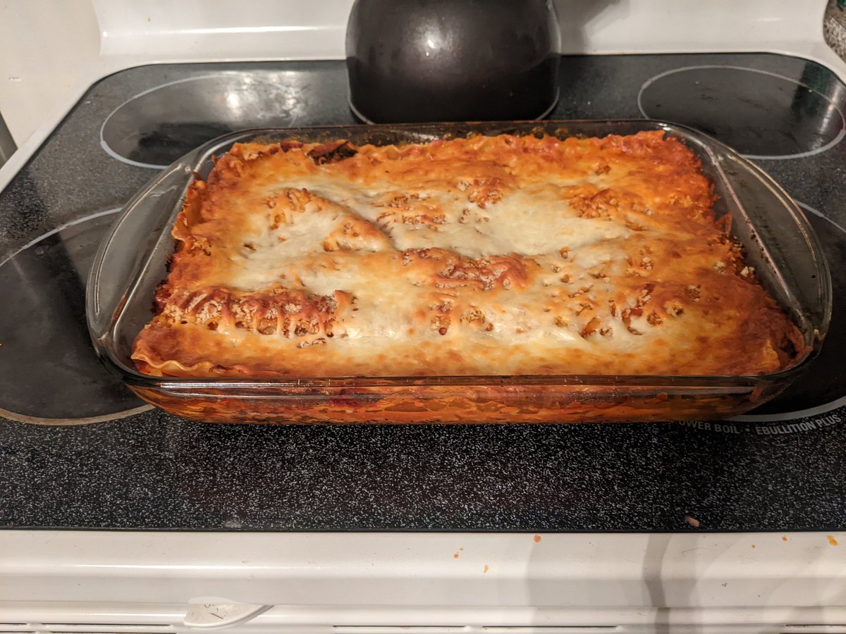 Help, Par and I made two lasagnas despite being only two people IT'S TOO MUCH. #SundayDinner #SendHelp