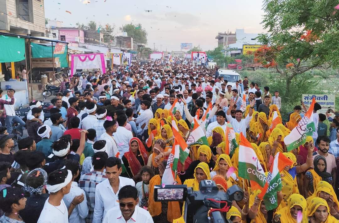 नरेश मीना ने हाड़ौती की राजनीति को बदल कर रख दिया है, लोग अब परिवारवाद की गुलामी से बाहर निकल रहे है, हाड़ौती की जनता खुलकर राजनीति पर बात कर रही है नरेश मीना ने हाड़ौती की जनता का झुकाव कांग्रेस की तरफ कर दिया है प्रहलाद गुंजल के लिए नरेश मीणा का रोड शो @NareshMeenaINC