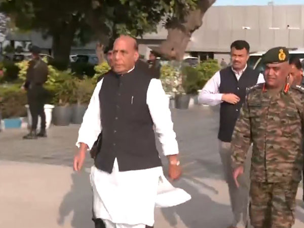 Rajnath Singh leaves for Siachen to interact with armed forces today

Read @ANI Story | aninews.in/news/national/…
#RajnathSingh #Siachen #Armedforces