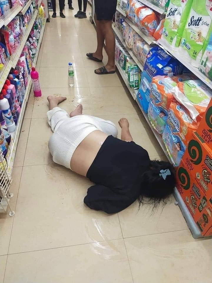 เมื่อคืนตอนประมาณตี 2 ที่ อ.กู่แก้ว จ.อุดรธานี มีหญิงท้อง 5 เดือนเดินเข้าไปในร้านสะดวกซื้อ ตรงไปที่ชั้นวางน้ำยาล้างห้องแล้วแล้วเปิดฝากินเข้าไป 

จนเกิดอาเจียนแล้วล้มลงไปตรงนั้น คนที่ไปซื้อของและพนักงานรีบแจ้งกู้ภัยให้เข้ามาช่วยเหลือและปฐมพยาบาลเบื้องต้นก่อนนำส่ง รพ.