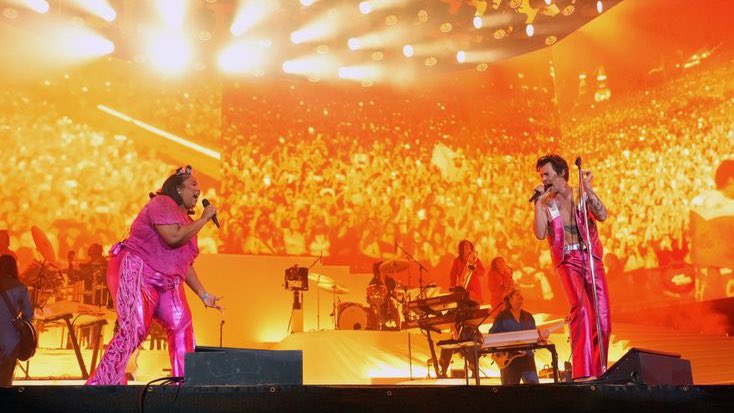 ⏳| Exactly two years ago today, @Harry_Styles headlined his second weekend at Coachella. — He had his friend @lizzo as a guest, and they performed ‘I Will Survive’ and ‘What Makes You Beautiful’ together.