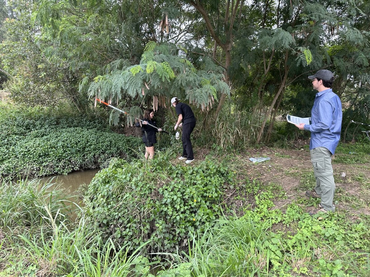 #UQ Pollution Science (ENVM3211) students were doing great work last week in SEQ with #UQ Reef Catchments Science Partnership, @qldscience and 60+ students from UQ, jointly working on developing new skills to measure water quality in our waterways.