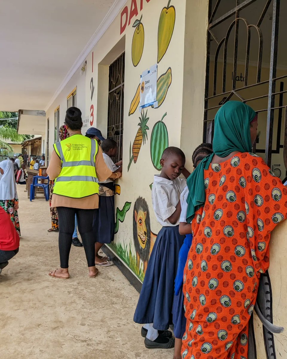 Rotaract_KIUT's tweet photo. Together we bring healing and hope to those who need it. Our teamwork shows how much we care about our community's youth.
We are making a real difference in their lives by keeping them healthy and strong.
#CreateHope #TheMagicOfRotary https://t.co/Yx3DII8cSV