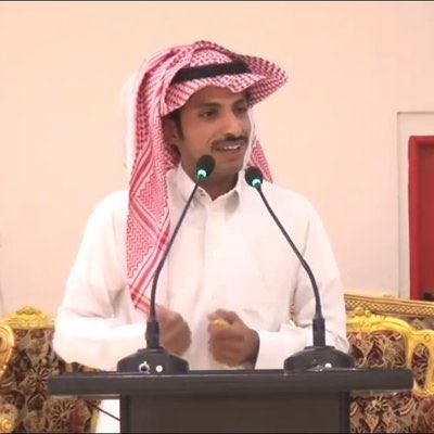 ثاروا علي ضعيفين العقولي 
مرضى العقول اللي خطيرن مرضها

والله مايسوون ماطا نعولي 
سوود الوجيه اللي تشابه بعضها

يكفيني ان روس الرجال اشهدولي 
اسلم وسلملي على اللي عرضها

عبدالعزيز المشيعلي