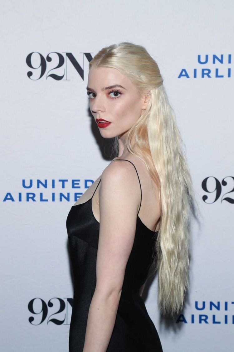 hourly anya taylor-joy (@everyhouranya) on Twitter photo 