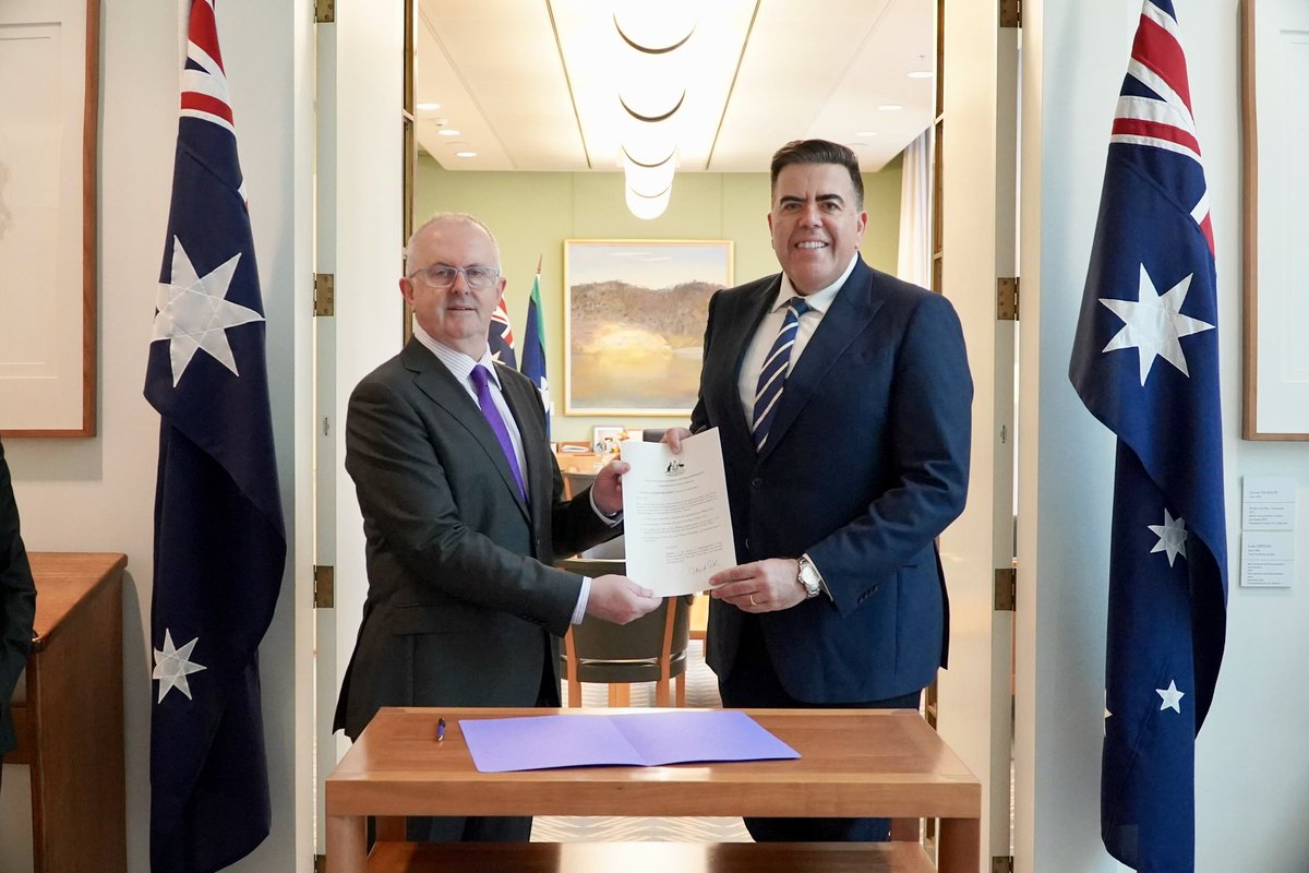 This morning I met with the @AusElectoralCom Commissioner, Tom Rogers to accept the return of the Cook by-election writ. The new Member for Cook, Simon Kennedy will be admitted to the House in the next sitting week.