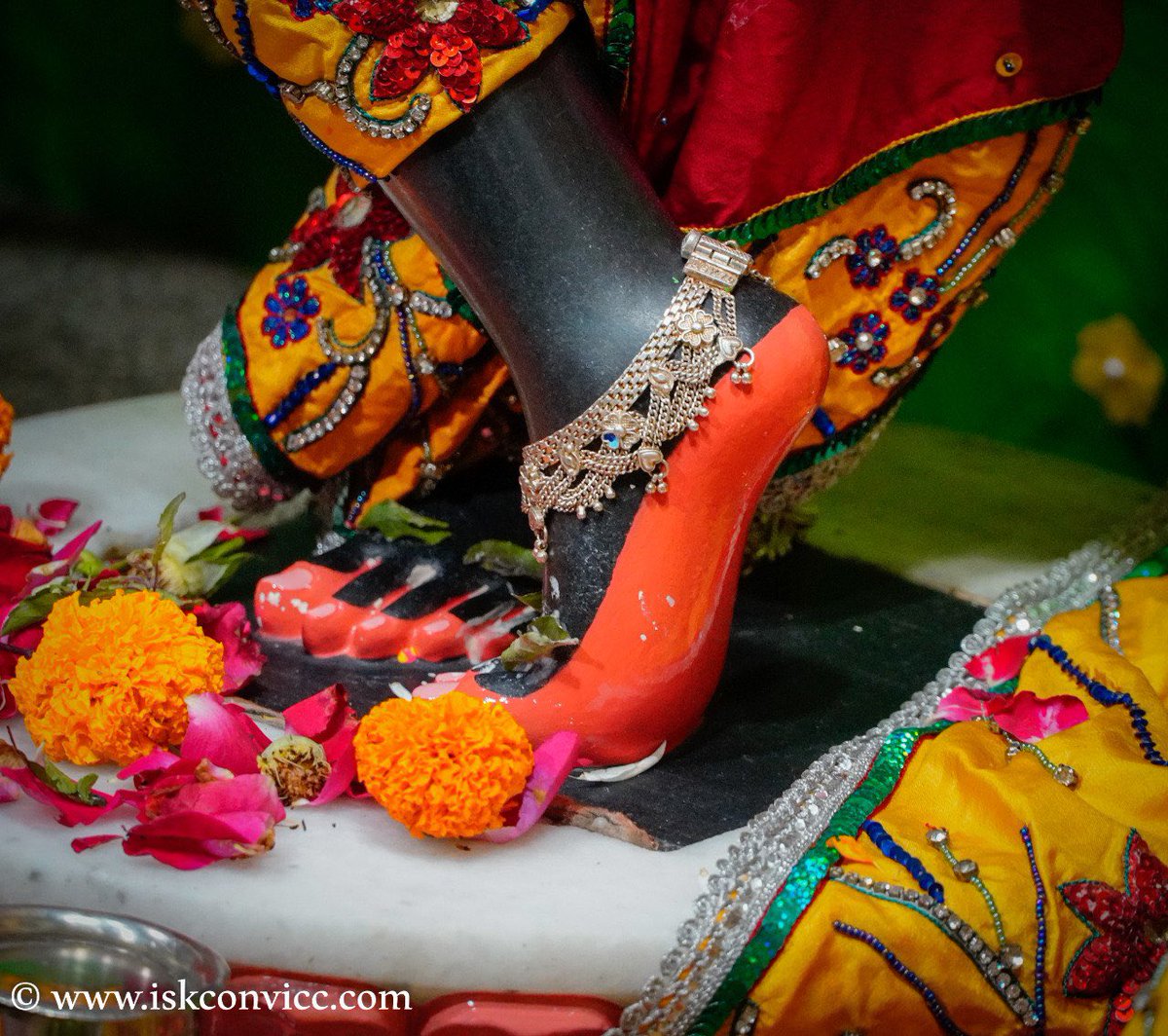 iskconvicc's tweet photo. Śrī Śrī Radha Gopal Darshan - 22/4/2024 @iskconvicc
.
.
.
#iskconvicc #iskconvaranasi #floweroffering #shringaraarti #darshanaarti #banaras #kashi #kashivishwanath #iskcon_world #monday #mondaymotivation https://t.co/5Y6oOfgHsY
