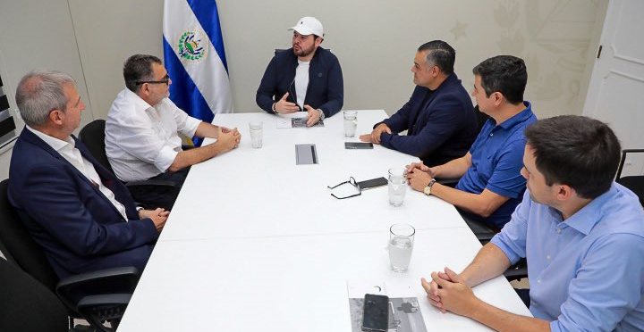 #ElSalvador atrae a empresa argentina con planes de expansión en infraestructura y logística y se reúne con <a href="/CrisFloresSV/">Cristian Flores</a> qrcd.org/53zy