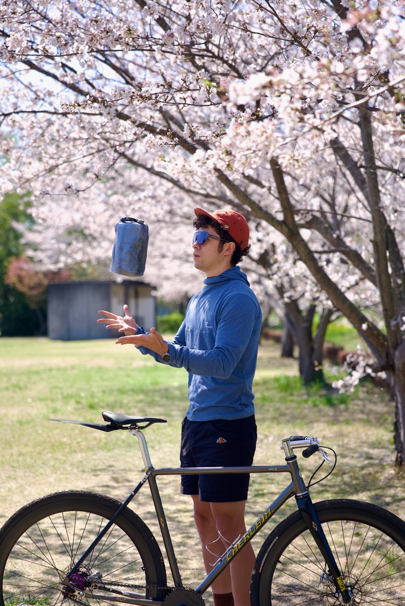 iamkentasan's tweet photo. UL大好物な僕ですが、今回自転車をポール代わりにするスタイルでタープ泊に初挑戦。
チョイスした���は【LITEWAY】の「SIMPLEX MAX TARP DCF」
軽量でシンプル。そして上品で美しいのがいいのよね。
極限な感じが最高w
#liteway
#PR https://t.co/U3U9OJVFJb