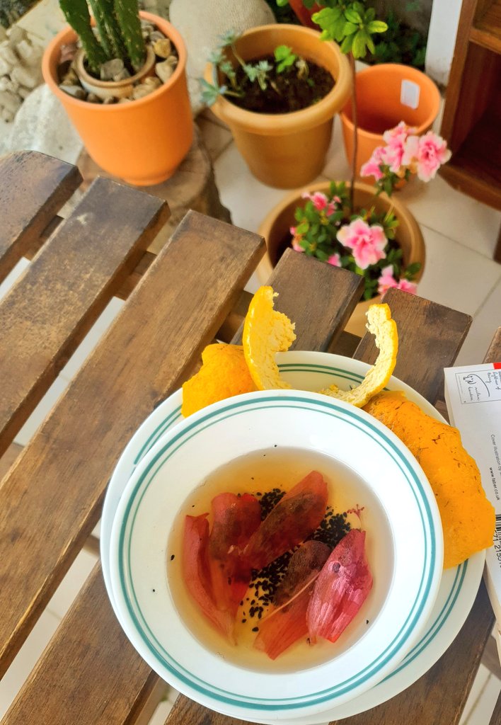 Lusty summer florals - highly recommend dunking the hibiscus in oils of your choice, with methi and kalonji seeds - heated and applied for lustrous, black hair! #Nuskhe 😀