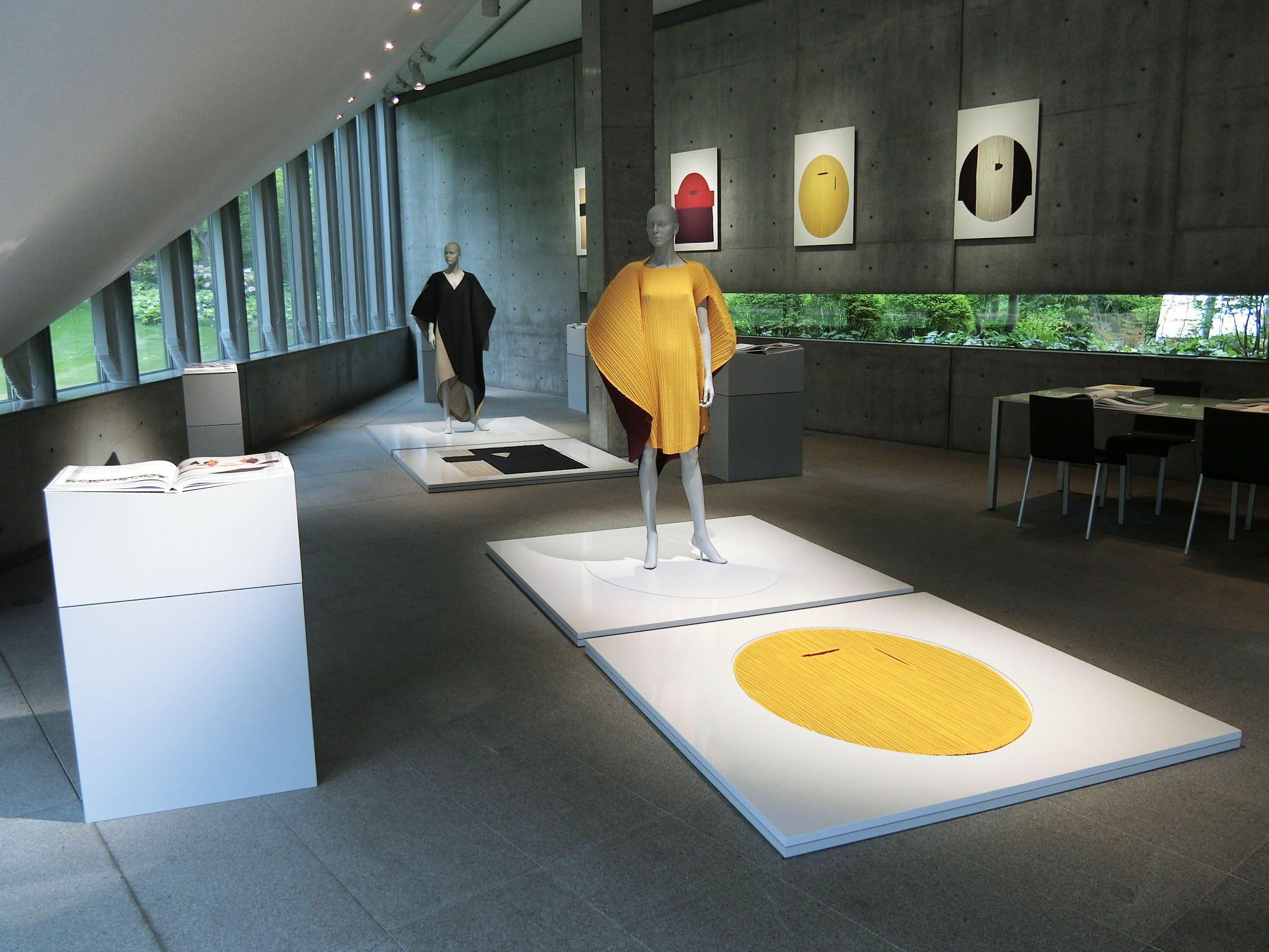 DOCUMENTS | 『ISSEY MIYAKE 三宅一生』刊行記念展 会場風景