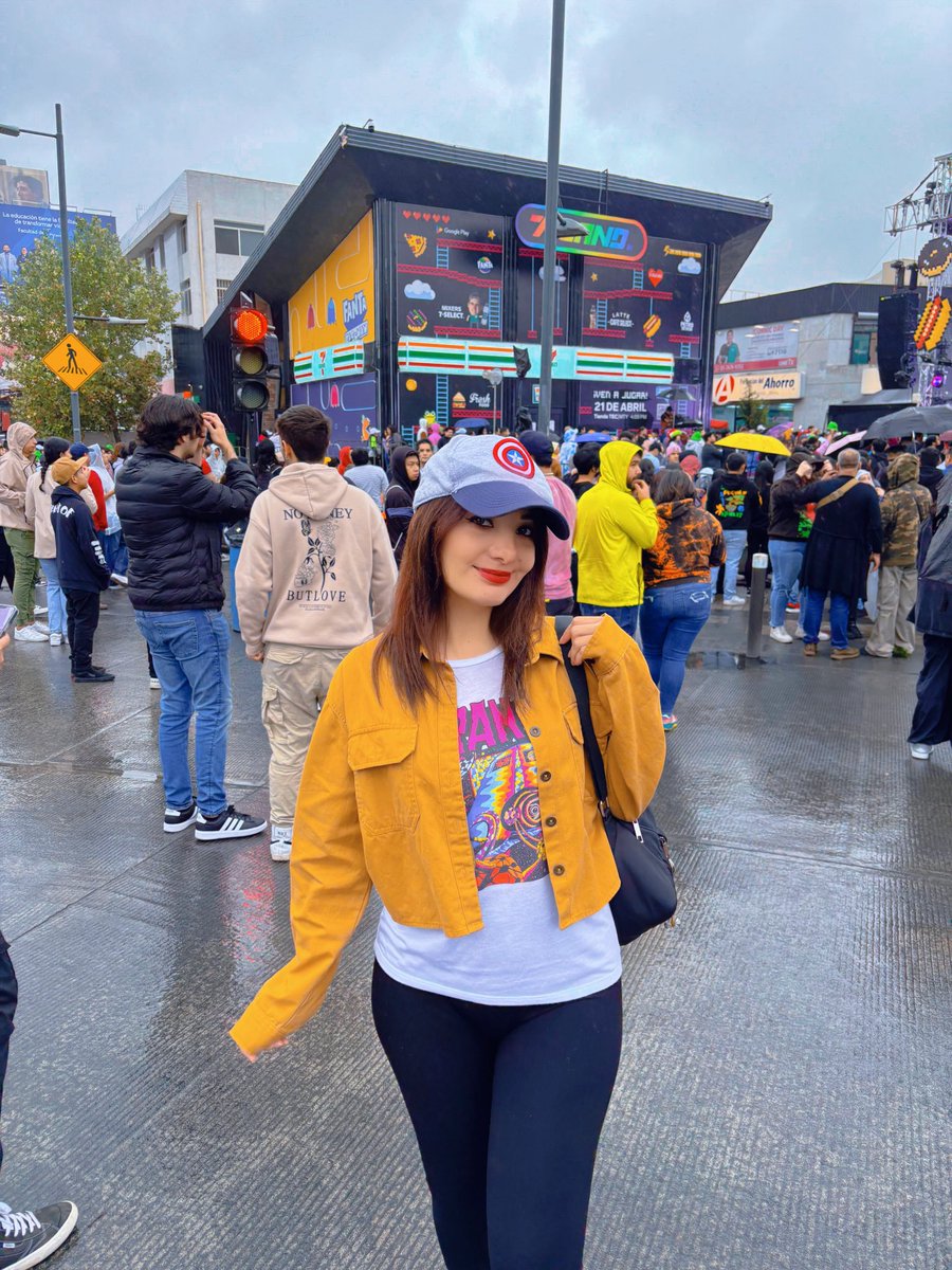 Elliegago's tweet photo. ¡Ni la lluvia nos detuvo para venir a divertirnos! ♥️
#7Land #7eleven #seveneleven #streamer #sevenlymx #sevenly https://t.co/8S4c2kShSC
