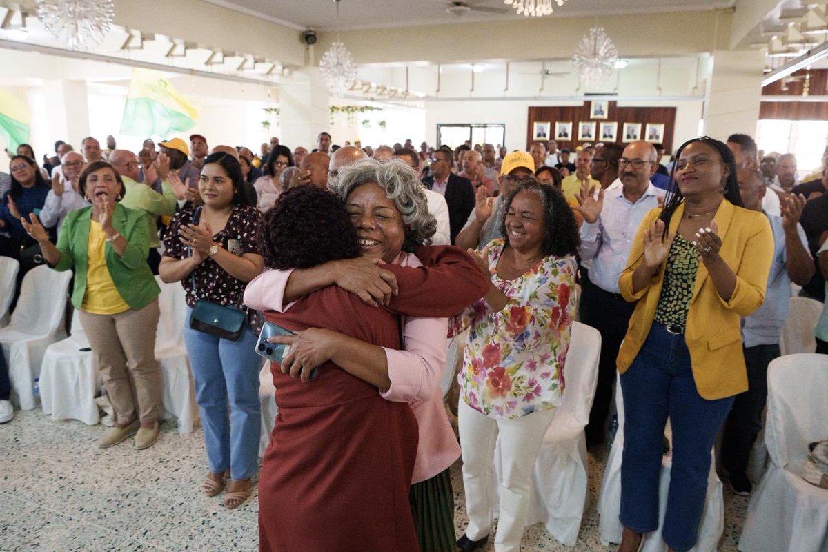 Hay cariño, identidad y compromiso. Admiración mutua. #MariaTeresa. Gracias por ser y estar. #Vota14. #FrenteAmplio.