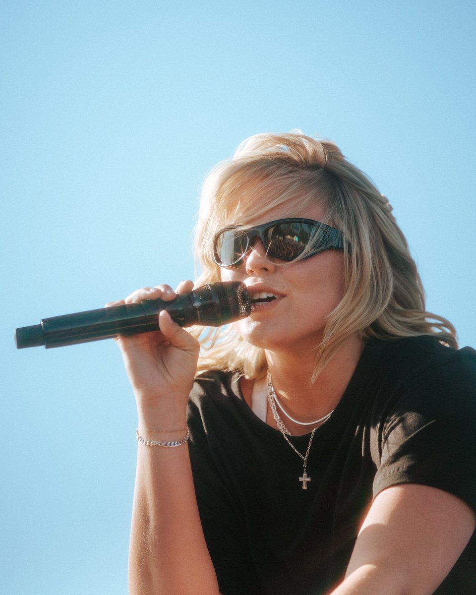coachella's tweet photo. Big heart @reneerapp https://t.co/mftp2vEqw4