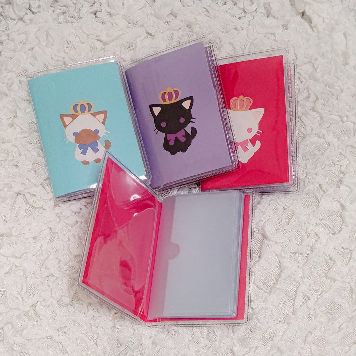 kana_c4a's tweet photo. ニャンフェスお品書き
②カードケース
持ち歩くカードをまとめませんか？
16枚入ります

こちらも白猫、黒猫、シャム猫の3種類、各10色用意してます

D-43.44

kana'sc4aは『消しゴムはんこ&amp;アクセサリー 六花堂』さんのブースの半分をシェアさせてもらいます
@nyanfes https://t.co/owwcL5Q4gu
