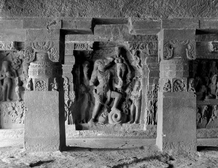 #EarthDay2024 🌍 to raise awareness about environmental issues and promote conservation efforts We celebrate #EarthDay. Here in the center of this carving in Cave 14, Varaha, the boar-headed avatar of Vishnu, rescues the Earth goddess by holding back the engulfing ocean