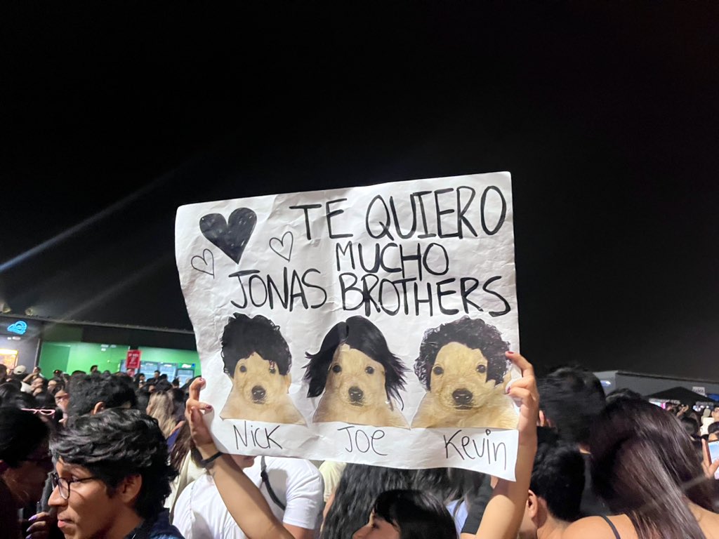 anmma0626's tweet photo. el mejor cartel de todo el tour de los Jonas Brothers hasta el momento es perucho 🤍🇵🇪 https://t.co/Ufyi853qrT