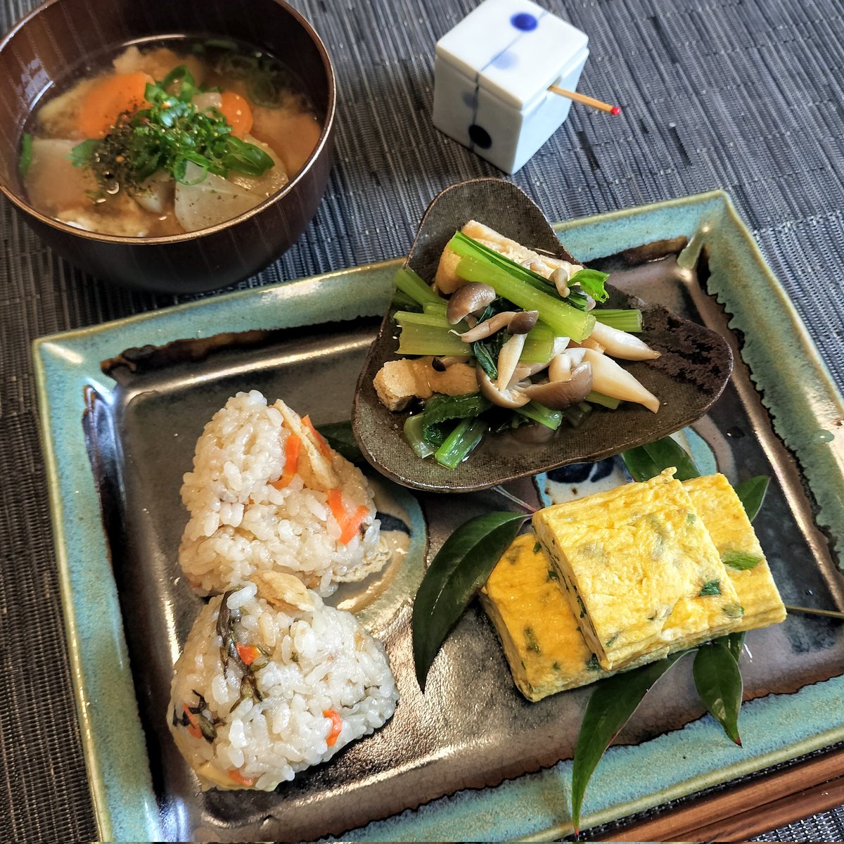 4月22日の昼ご飯 ◎山菜のおにぎり ◎三つ葉入卵焼き ◎小松菜の炊いたん ◎豚汁 あるもんで豚汁＆小松菜の炊いたん、ほんのり三つ葉の香りが美味しい卵焼きで、美味しく 頂きました🥰