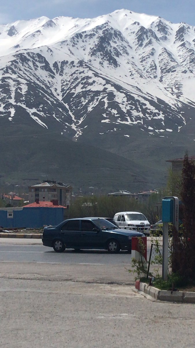 Güzel bakan güzeli, Kötü bakan kötüyü görür. Mutluluk ne bir yoldur ne varacağın nokta... Mutlu olmak seçimdir. Ve sen onu seçersen senin olur... Hayırlı Sabahlar… Mutlu Haftalar....