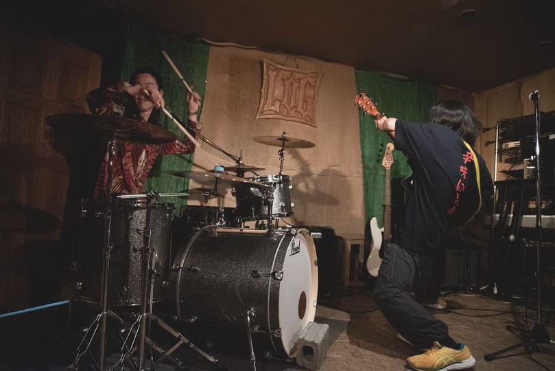 ついに夢をみていた当日です
仕事終わり、学校終わり、休日の終盤
暗くなり星が見え始めた頃、それぞれの一日を終えて住宅街の中にあるひとつのビルの地下へと降る
その先には秘密基地のようなライブハウスがあります
扉を開けたその先で、どんな夢のような物語が待っているのだろうか
 #夢をみていた