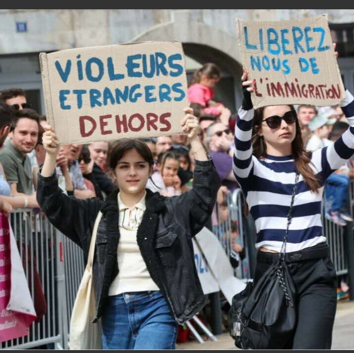 En France,( presque) tout  le monde peut manifester.
Ce week-end, on a défilé contre une prétendue islamophobie et une manif d'Afghans a dégénéré . Pas de réaction.
Par ailleurs, on a bien su emmerder les filles de Némésis.
En France,seuls les Français sont obligés de la fermer.