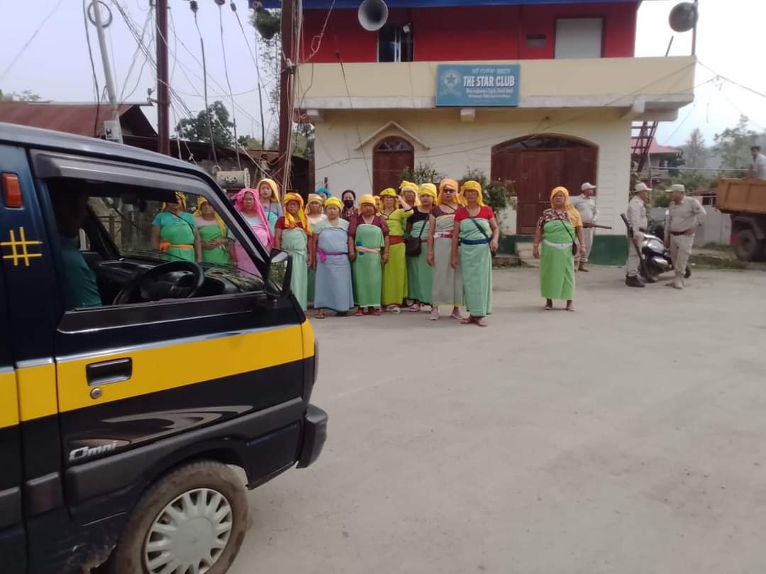 BharatMeitei's tweet photo. #Manipur 
#ManipurElection #Meitei Meira paibi have started vigilance and become the protection squads for #LokSabhaElections2024 after huge violence in ist phase of elections.
Now whole election process is going on peacefully under their watch in re-poll 
#MeiraPaibis https://t.co/i33zgQxzQw