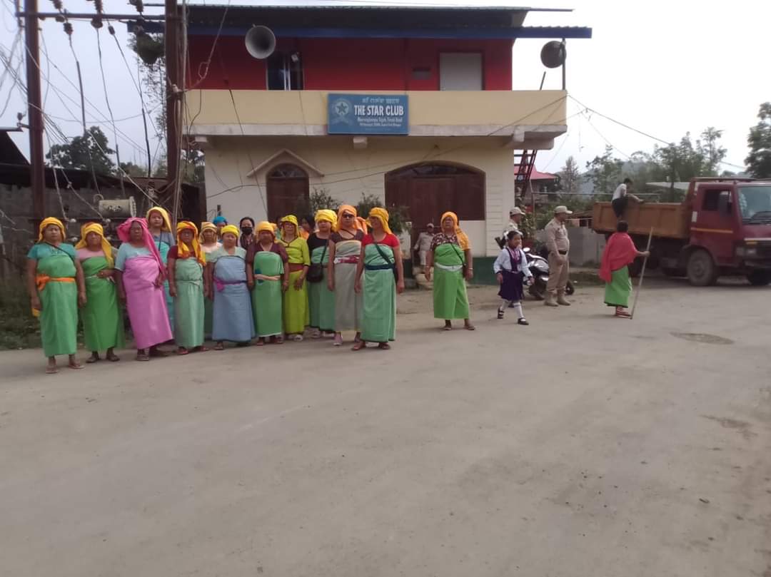 BharatMeitei's tweet photo. #Manipur 
#ManipurElection #Meitei Meira paibi have started vigilance and become the protection squads for #LokSabhaElections2024 after huge violence in ist phase of elections.
Now whole election process is going on peacefully under their watch in re-poll 
#MeiraPaibis https://t.co/i33zgQxzQw