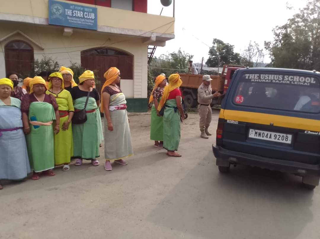 BharatMeitei's tweet photo. #Manipur 
#ManipurElection #Meitei Meira paibi have started vigilance and become the protection squads for #LokSabhaElections2024 after huge violence in ist phase of elections.
Now whole election process is going on peacefully under their watch in re-poll 
#MeiraPaibis https://t.co/i33zgQxzQw