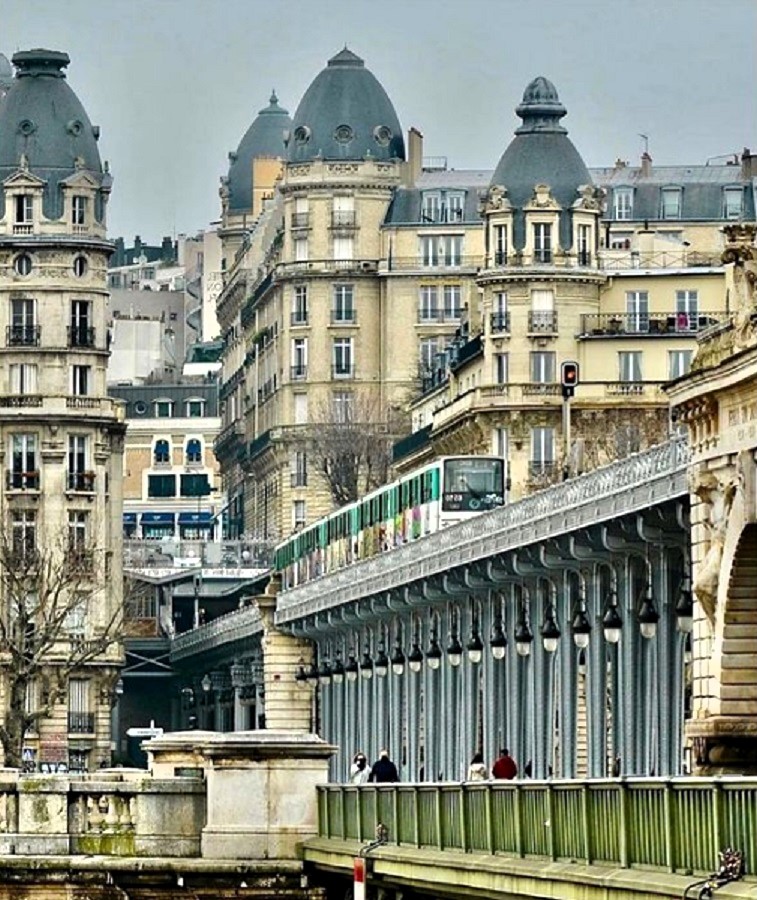 Monday is for the metro... Over and under the Pont Bir-Hakeim. 📷@barthi75 #MetroMonday #MondayMotivation #Paris