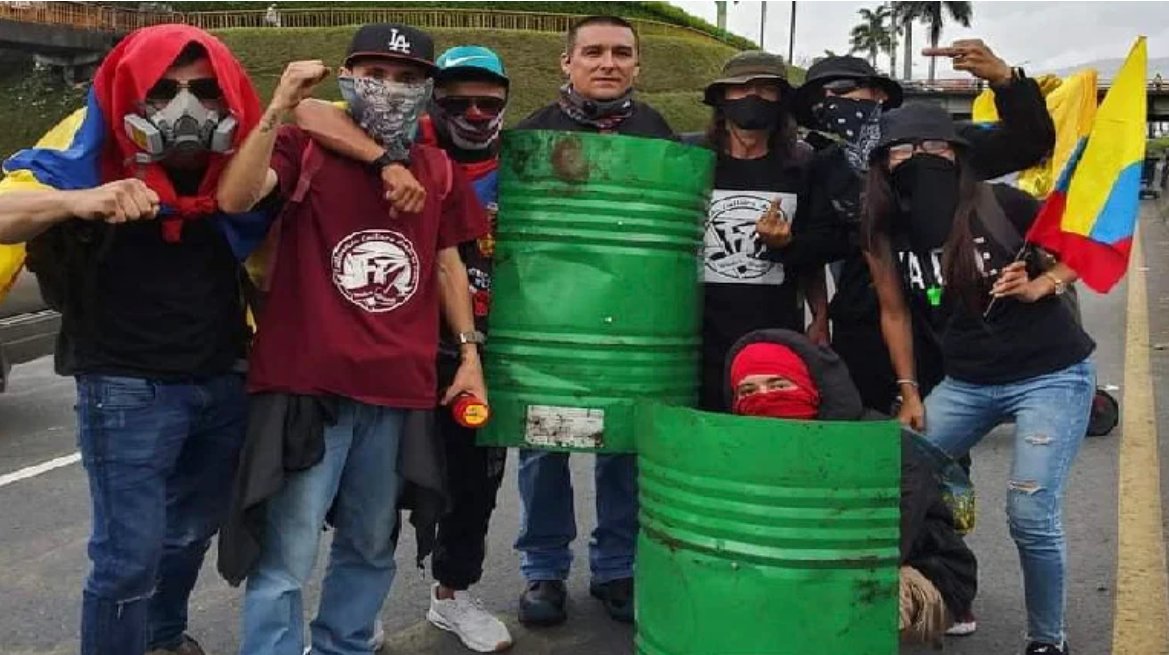 Matador000's tweet photo. Tengo 55 años y sé que soy viejo, pero jamás marcharía con ese montón de ancianos ignorantes que salieron hoy, manipulados por el miedo y el prejuicio de las élites huérfanas del poder.

Viejos pobres de derecha con "chasís" de ricos. 

Idiotas útiles y serviles a los que siempre nos gobernaron.

Yo marché orgulloso con los jóvenes de la primera línea, viví de primera mano como asesinaron a Lucas Villa y a cientos de jóvenes en el estallido social.

Muchachos, en sus manos está su futuro y el de Colombia en el 2026, no se lo dejen arrebatar de estas momias sin cerebro, que usan corega y huelen a alcanfor.  

Cuenten con este viejo en sus luchas.