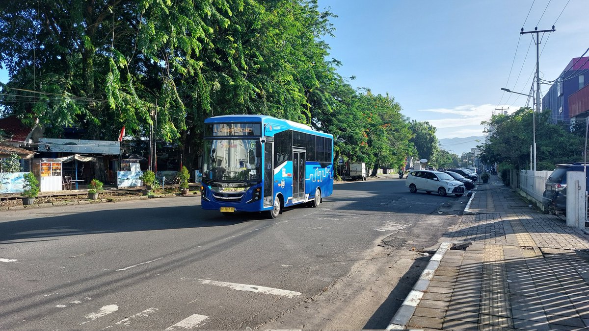 fathiafifmhsn's tweet photo. Mencoba Transportasi Publik perkotaan jadi agenda wajib tiap gw berkunjung ke luar kota.

Minggu lalu berkesempatan nyobain moda transportasi umum Kota Padang, Sumatra Barat. Surprisingly, kota sekecil ini cukup lengkap ketersediaan moda road based &amp; rail based nya! ✨️ https://t.co/ku6DLA3I3P