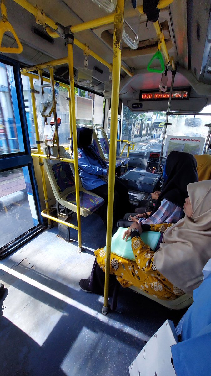 fathiafifmhsn's tweet photo. Mencoba Transportasi Publik perkotaan jadi agenda wajib tiap gw berkunjung ke luar kota.

Minggu lalu berkesempatan nyobain moda transportasi umum Kota Padang, Sumatra Barat. Surprisingly, kota sekecil ini cukup lengkap ketersediaan moda road based &amp; rail based nya! ✨️ https://t.co/ku6DLA3I3P