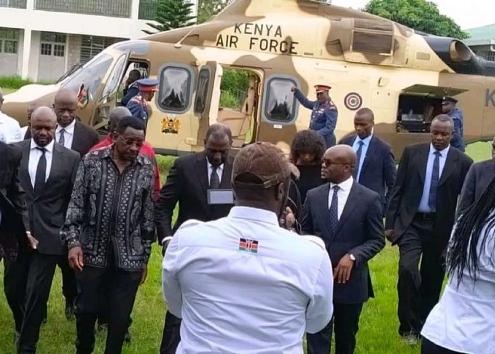 This is Charlene Ruto on the same chopper as his father. Alafu Mkulima anaambia waombolezi, he doesn't know how Charlene got there.

Anadanganya hadi kwa mazishi