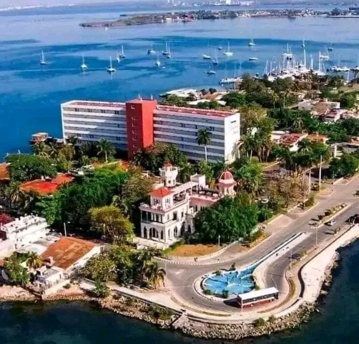 CubanaLidice's tweet photo. Felicidades mi Cienfuegos querido, que tú gente buena y orgullosa cada día hagan por tí el mejor homenaje a la historia y tradiciones de este pedacito de tierra amada por todos...a 205 años de su fundación...mi Perla brilla y crece
 ❤️💙🤍🌻🌻🌻

#CienfuegosXMásVictorias https://t.co/2RtBVZDR6w