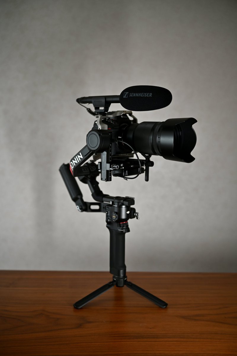 akira_meister's tweet image. 毎回毎回、ジンバルの三脚の足開くの地味に面倒なんだよね💦特に重い機材の場合は、その動作が負担にもなる。ってことで導入したミニ三脚をショート動画で♪

地味にちょっとだけ楽になる？
 #TILTA #ミニ三脚 #rs4pro
youtube.com/shorts/Mrf3HCw…