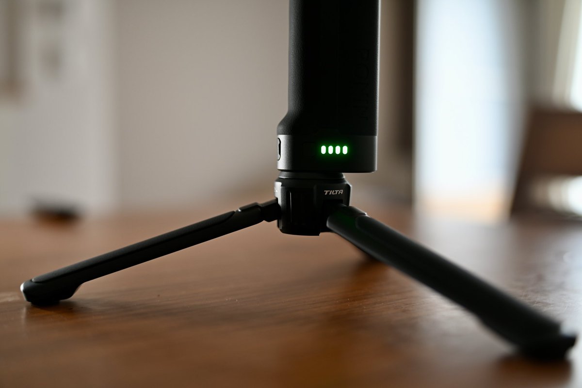 akira_meister's tweet image. 毎回毎回、ジンバルの三脚の足開くの地味に面倒なんだよね💦特に重い機材の場合は、その動作が負担にもなる。ってことで導入したミニ三脚をショート動画で♪

地味にちょっとだけ楽になる？
 #TILTA #ミニ三脚 #rs4pro
youtube.com/shorts/Mrf3HCw…